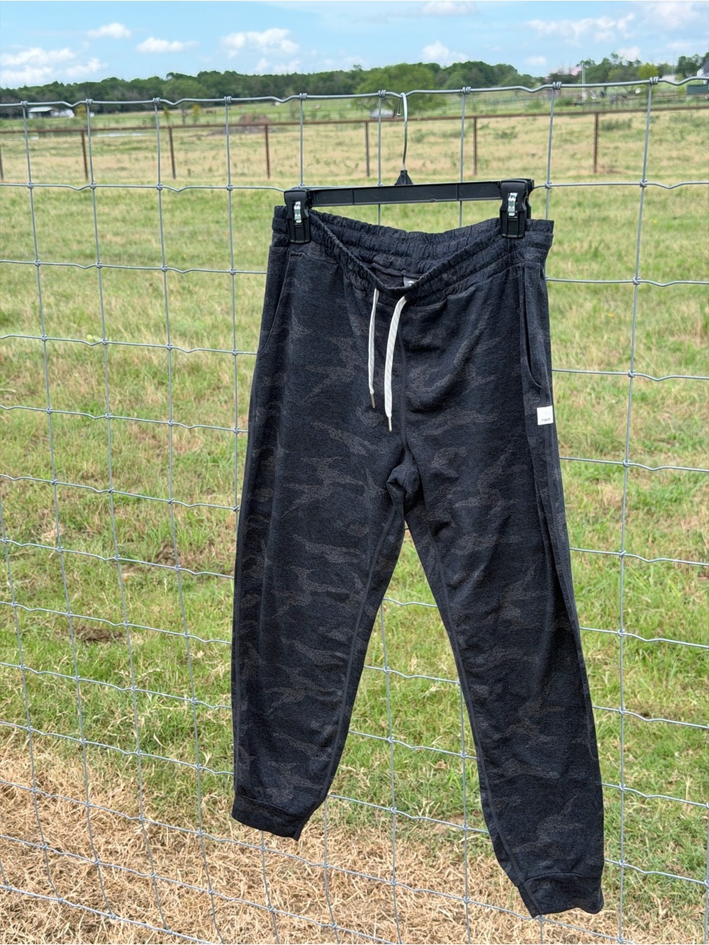 Vuori performance joggers size small